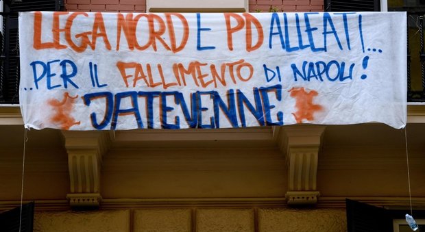 Striscioni politici di de Magistris sui palazzi, Verità per Napoli: «Pronti a denuncia per peculato d’uso»