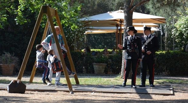 Roma, cocaina sotto il gazebo dei bambini: così sei pusher spacciavano al parco