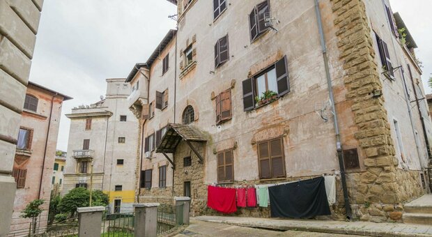 Inquilina stalker perseguita l'amministratrice di condominio a Roma: minacce e accuse, dovrà risarcirla con 15.000 euro