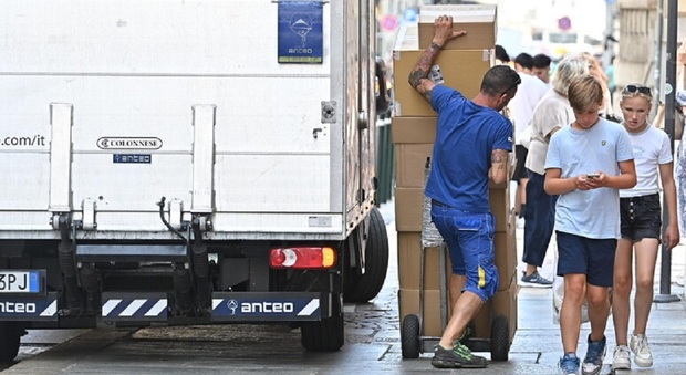 Corriere morto a La Spezia per un malore dopo una consegna. «Forse un colpo di calore»