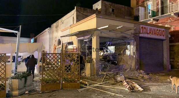 Una bomba ha distrutto il bar di Porta Napoli: caccia all'attentatore