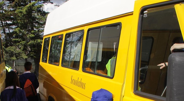 Bambino dimenticato per otto ore sullo scuolabus, i genitori contro l'archiviazione dell'inchiesta
