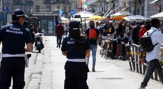 Napoli, traffico di orologi falsi alla Stazione centrale: sequestrati 122 pezzi