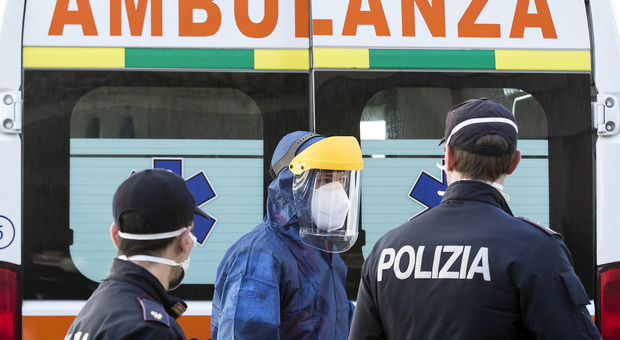 Uomo di 40 anni suicida a Milano, si è buttato dal settimo piano. In piazza folla di curiosi