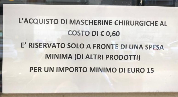L'annuncio sulla vetrina della farmacia, Roma