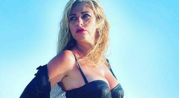 Napoli, Ida Rendano spopola a 48 anni su Instagram: «Torno per cantare l'amore per amore»