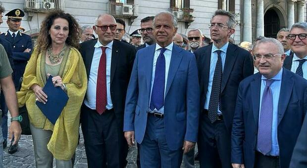 Il ministro Piantedosi con il sindaco Manfredi e il prefetto Palomba a piazza Plebiscito
