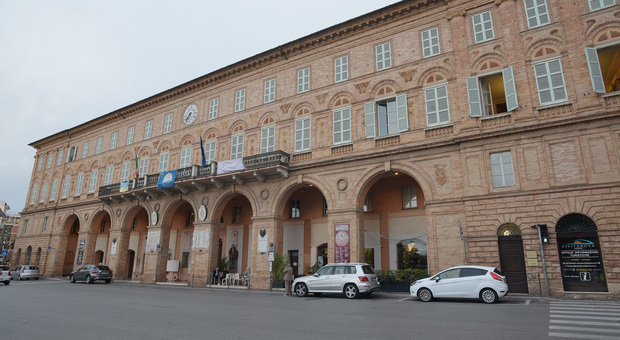 Palazzo Ferretti, il Comune ora al bivio, il Tar: «O lo acquisisce o lo ridà ai proprietari»