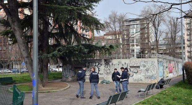 Milano, donna suicida in piazza Napoli: si è impiccata a un albero con la sciarpa