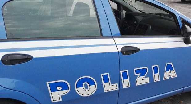 Pesaro, donna minaccia di buttarsi dalla finestra: salvata dai poliziotti