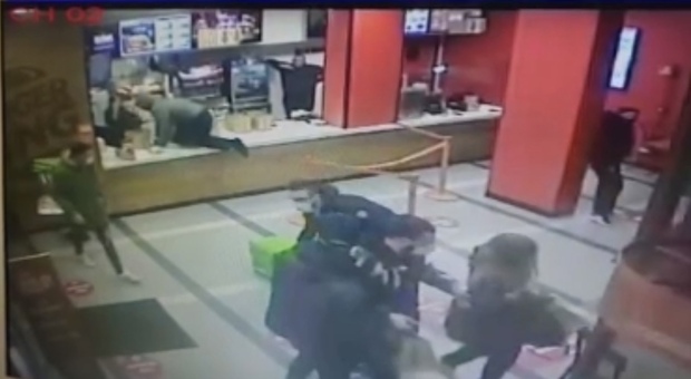 Assalto armato al Burger King nel Napoletano: banditi via con l'incasso della settimana
