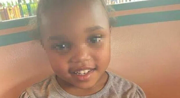 Bambina di 5 anni trovata morta nel cesto dei panni sporchi dai suoi genitori: «Stava giocando con i fratelli»