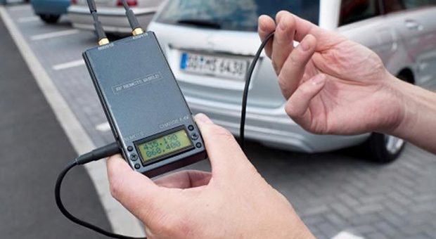 Scatta l'allarme satellitare dell'auto: arrestato a Napoli ladro con il kit per il furto