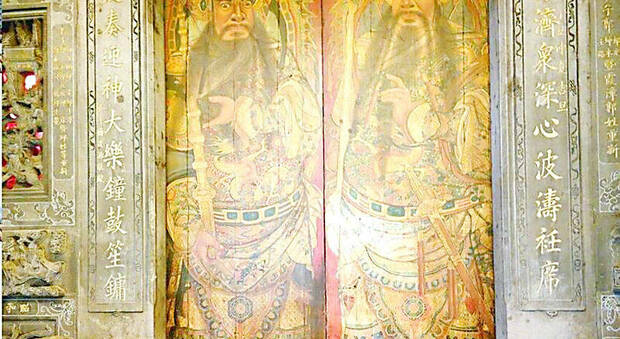 «Le porte del tempio erano sporche»: turista pulisce i dipinti storici con il detersivo, arrestato a Taiwan