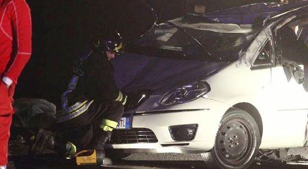 Roma, dramma sul Gra: auto si ribalta più volte. Morto un ragazzo, altri tre giovani feriti