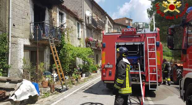 Stio Cilento, abitazione distrutta dalla fiamme: salve tre persone