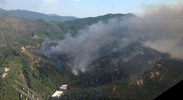 Genova, scoppia un maxi-incendio: distrutta una casa, danneggiati acquedotto e chiesa