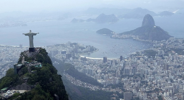 Clima, dal caldo africano alle tempeste invernali: in Brasile è record di pioggia, Rio allagata