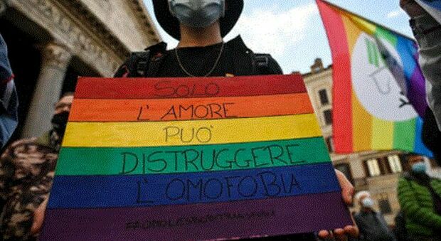 Omofobia, il 41% dei giovani subisce violenze in famiglia dopo il coming out: i dati del Gay Help Line