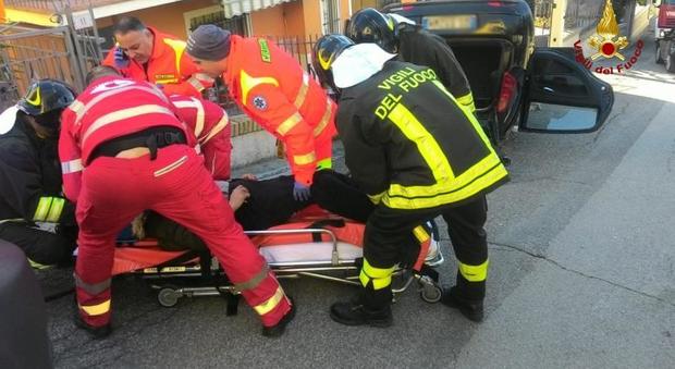 Osimo, sbanda, colpisce un'altra auto in sosta e cappotta: 42enne all'ospedale