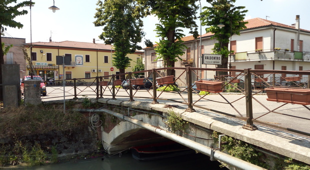VILLANOVA DEL GHEBBO La piazza di Valdentro con il ponte sull'Adigetto off limits per i residenti causa Dpcm