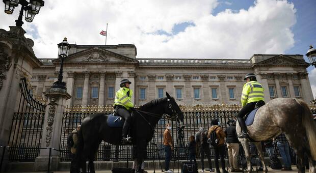 Morto Filippo, troppa folla a Buckingham Palace: rimosso l'annuncio funebre dal cancello