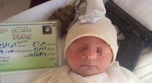 ​Isis ora rilascia i certificati di nascita: bebè tra pistola e bomba a mano
