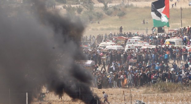 Gaza, migliaia di manifestanti al confine con Israele. Nuovi scontri, già 30 feriti