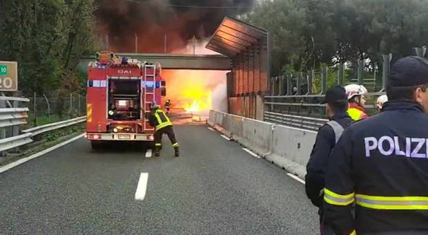 Terrore in autostrada: tir in fiamme, rogo vicino alle case VIDEO CHOC