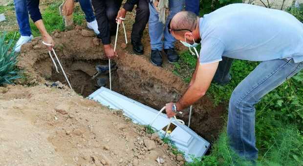 Migranti, addio al piccolo Ysuf, morto annegato davanti alla madre: la sepoltura nel cimitero di Lampedusa