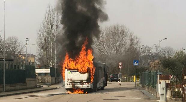Cassino, la navetta degli studenti va a fuoco: paura alla Folcara