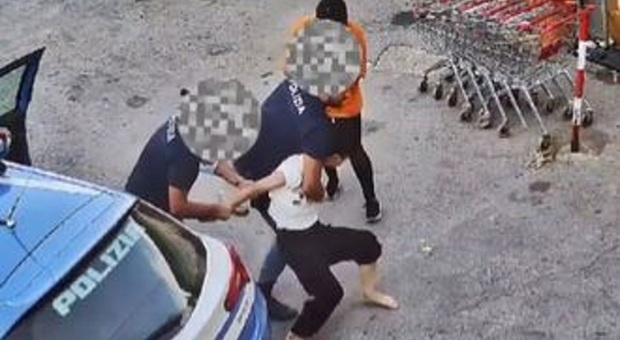 Frattamaggiore, commerciante cinese ammanettato e trascinato in commissariato: ecco il video