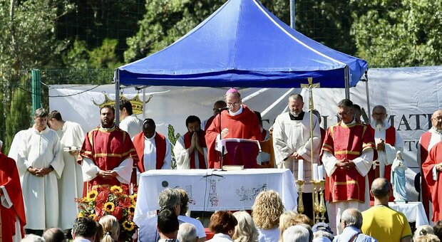 Il vescovo Pompili celebra la messa ad Amatrice (foto Ansa)