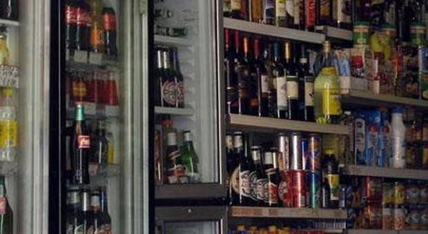 Roma, rubano alcolici e minacciano dipendenti supermarket: arrestati