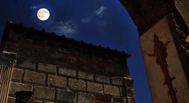 Pompei, la magia del Tempio di Iside al chiaro di luna: lo scatto è virale