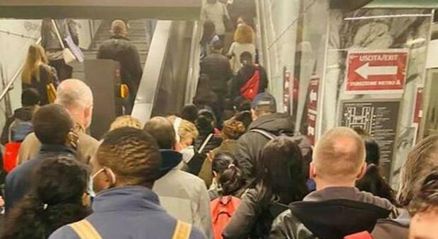 Roma, tutti in fila in metropolitana tranne... la Raggi: dalla linea A alla C assembramenti e niente distanziamento