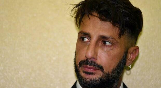Fabrizio Corona rischia di tornare in carcere, l'udienza slitta. Il Pg ai giudici: «Deve rispettare le regole»