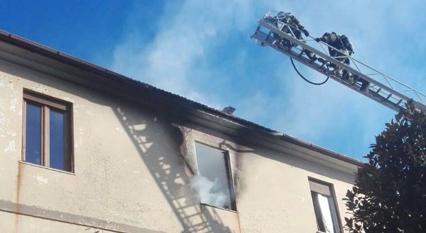 Ciampino, incendio in una palazzina: crolla una parte di tetto, due feriti