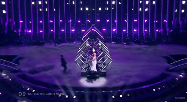 Eurovision Song Contest 2018, invasione di palco durante l'esibizione del Regno Unito