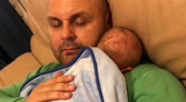 Dj si addormenta con il figlio di 8 mesi in braccio e muore. «Ucciso da un mix di droghe»
