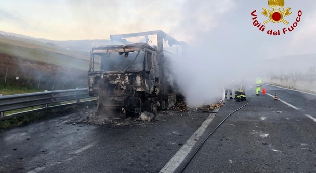 Autostrada Napoli-Avellino, Tir in fiamme: paura e rallentamenti