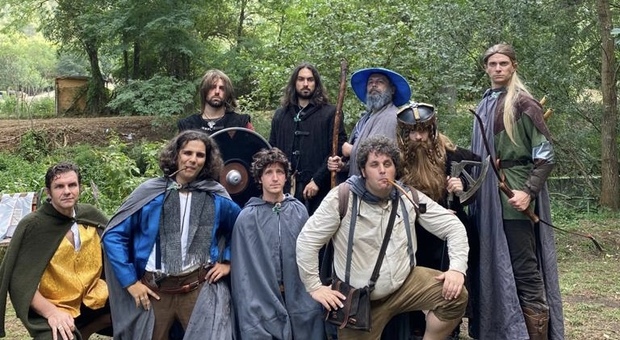 Hobbit, elfi e stregoni: la Compagnia dell'Anello in viaggio a piedi dall'Abruzzo al Vesuvio