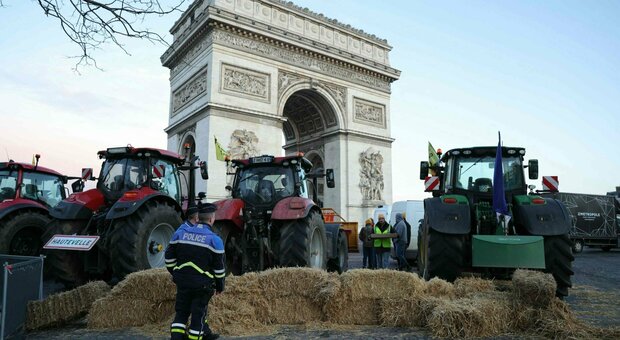 La protesta dei trattori arriva all'Arco di Trionfo: bloccati 66 agricoltori. Caos a Parigi