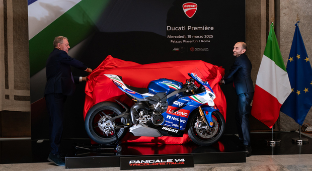 La nuova Panigale V4 Tricolore Italia svelata dal ministro Urso e dall'ad Domenicali