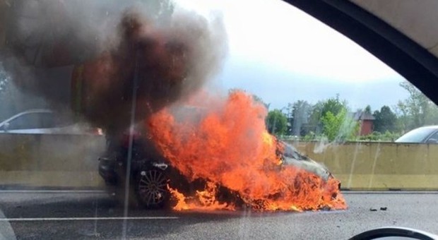 Paura sull'A8: auto brucia lungo la corsia, traffico paralizzato -Guarda
