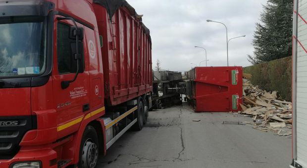 Autoarticolato carico di legna si ribalta: il traffico va in tilt