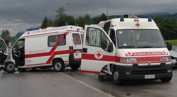 Ambulanza distrutta in un frontale: feriti infermiera, autista e volontario