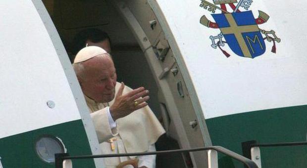 Papa Giovanni Paolo II arriva all'aeroporto di Balice, vicino Cracovia