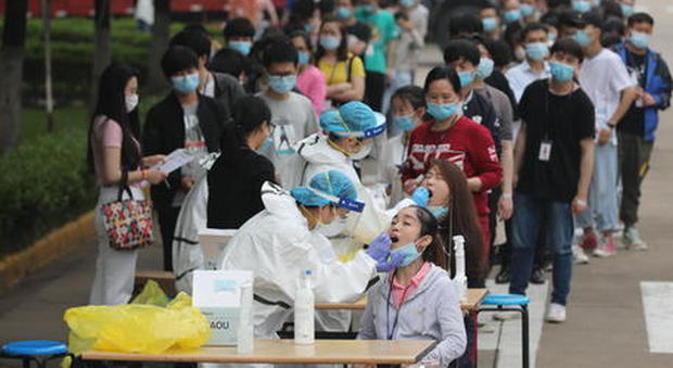 Coronavirus, a Wuhan gli ospedali furono presi d'assalto già da ottobre: le immagini dei satelliti destano nuovi sospetti