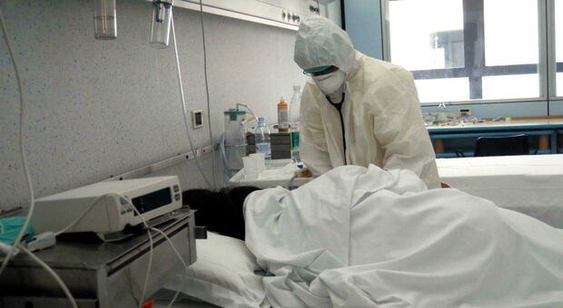Milano, focolaio al Sacco: infettati 20 infermieri e alcuni pazienti. Riapre l'ospedale in Fiera